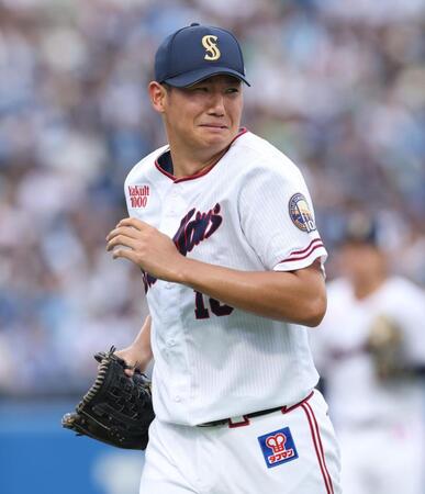 ４回、奈良間の打球を受けながら投ゴロにするも泣きそうな表情でベンチに戻る奧川（撮影・金田祐二）