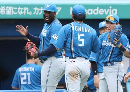 ３回、奥川の打球を右ゴロにし喜ぶレイエスと野村（撮影・金田祐二）