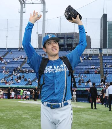 完投勝利を挙げファンに声援に応える北山（撮影・金田祐二）