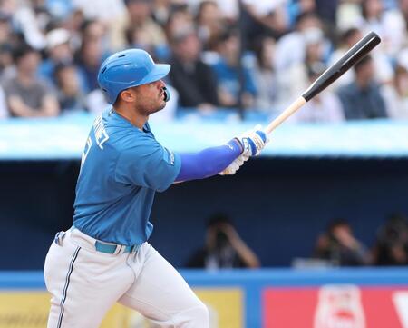 ５回、中越え２ランを放つマルティネス（撮影・金田祐二）