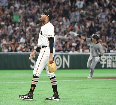 ９回、安田（右）に同点ソロを浴び、ぼう然とするマルティネス（撮影・佐藤厚）