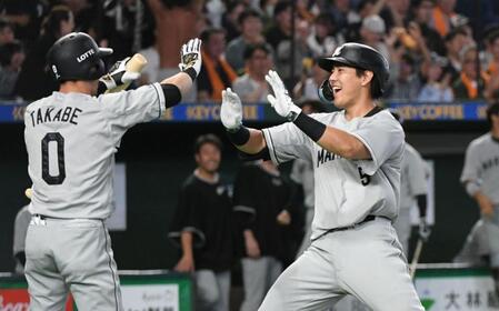 ９回、安田（右）は右越えに起死回生の２号同点ソロを放つ（撮影・佐藤厚）