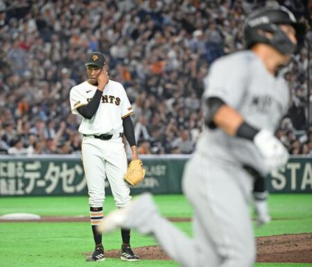 ９回、安田（手前）に同点ソロを浴びたマルティネス