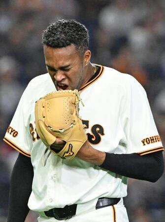 ９回終了、厳しい表情でベンチに戻るマルティネス