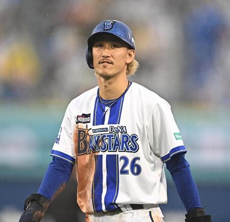 １０回、けん制アウトとなった三森（撮影・開出牧）