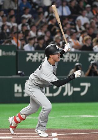 １回、西川は右中間二塁打を放つ（撮影・佐藤厚）