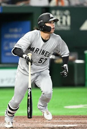５回、小川が右越えに同点三塁打を放つ