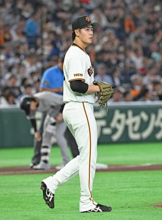 ５回、小川（左）に同点三塁打を許した先発の西舘