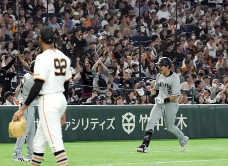 　９回、同点ソロを放ち本塁に向かうロッテ・安田。左はマルティネス＝東京ドーム