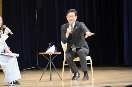 トークショーで話をする栗山氏