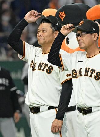 ロッテと引き分け、スタンドにあいさつする橋上監督代行（左）