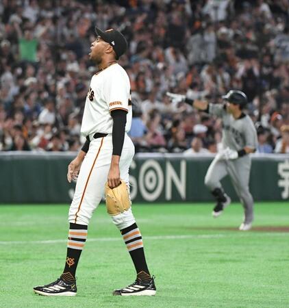 ９回、安田（右）に同点ソロを浴び、ぼう然とするマルティネス（撮影・佐藤厚）