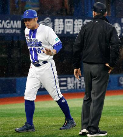 １１回、宮崎への打撃妨害をアピールし、審判への抗議による遅延行為で退場処分となった相川監督