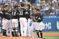 ３回、蛯名に四球を与えた徐（中央）＝撮影・開出牧