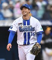 ５回、周東を中飛に打ち取り笑顔の先発・尾形（撮影・開出牧）