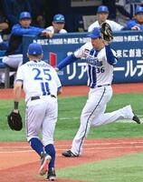 １回、牧原大を一ゴロに仕留め、駆ける尾形（右）