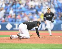６回、宮崎の内野安打の打球が直撃した徐（撮影・開出牧）