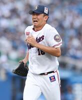 ４回、奈良間の打球を受けながら投ゴロにするも泣きそうな表情でベンチに戻る奧川（撮影・金田祐二）