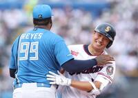 ３回、右前に打球を放つも右ゴロになる奧川。交錯し追うになったレイエスと笑顔（撮影・金田祐二）