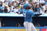 １回、先制２ランを放つレイエス（撮影・金田祐二）