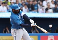 １回、先制２ランを放つレイエス（撮影・金田祐二）