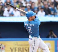 ５回、中越え２ランを放つマルティネス（撮影・金田祐二）