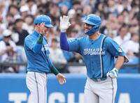 ５回、中越え２ランを放ち喜ぶマルティネス（撮影・金田祐二）