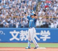 ５回、適時二塁打を放ち喜ぶ清宮幸（撮影・金田祐二）