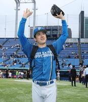 完投勝利を挙げファンに声援に応える北山（撮影・金田祐二）