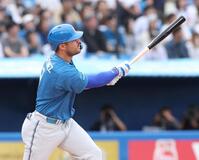 ５回、中越え２ランを放つマルティネス（撮影・金田祐二）