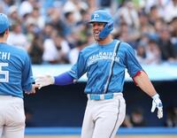 ５回、中越え２ランを放ち喜ぶマルティネス（撮影・金田祐二）
