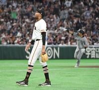 ９回、安田（右）に同点ソロを浴び、ぼう然とするマルティネス（撮影・佐藤厚）