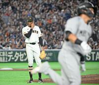 ９回、安田（手前）に同点ソロを浴びたマルティネス