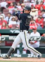 ４回、山中が三塁へ適時内野安打を放つ