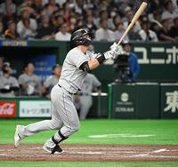 ９回、安田が右越えに本塁打を放つ
