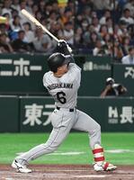 ４回、西川は右中間二塁打を放つ（撮影・佐藤厚）