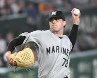 巨人打線を相手に力投するロング（撮影・佐藤厚）