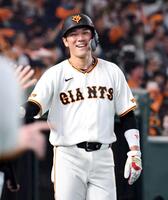 ２回、吉川の左前打で二塁から生還し、笑顔でベンチに戻る坂本（撮影・佐藤厚）