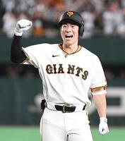 ７回、松本は左前に勝ち越し適時打を放ちガッツポーズを見せる（撮影・佐藤厚）