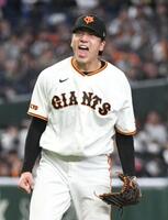 ８回、ソトを空振り三振に仕留め、雄叫びを上げる大勢（撮影・佐藤厚）