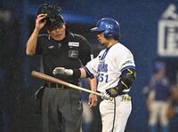 １１回、空振り三振に倒れるも、バットに当たったことをアピールする宮崎（撮影・開出牧）