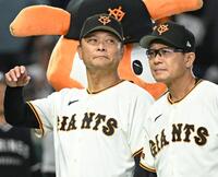 ロッテと引き分け、スタンドにあいさつする橋上監督代行（左）