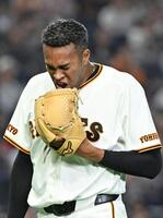 ９回終了、厳しい表情でベンチに戻るマルティネス