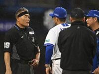 １１回、宮崎の三振を巡り川口球審（左）に抗議する相川監督（撮影・開出牧）