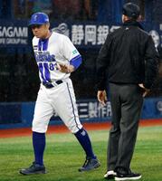 １１回、宮崎への打撃妨害をアピールし、審判への抗議による遅延行為で退場処分となった相川監督