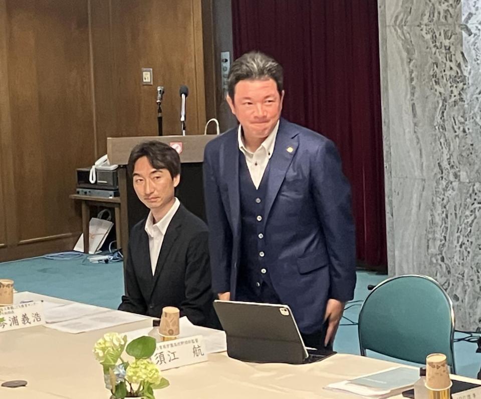 意見交換会に出席した仙台育英・須江航監督（右）