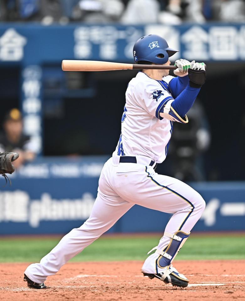 ３回、ショートへ内野安打を放つ尾形（撮影・開出牧）