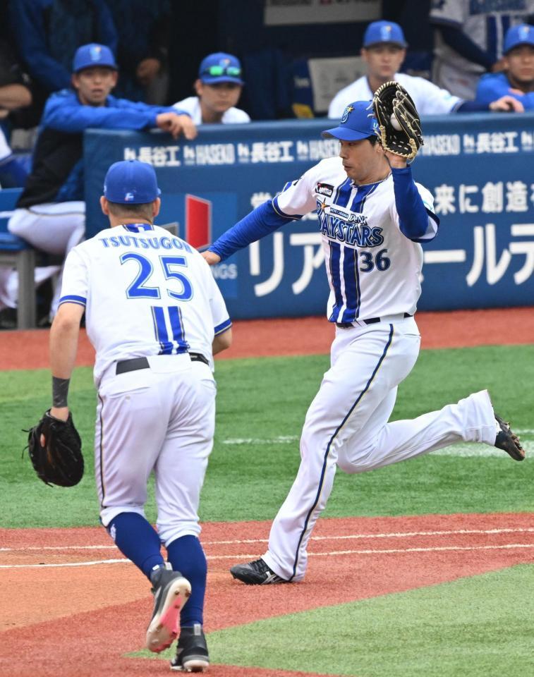 １回、牧原大を一ゴロに仕留め、駆ける尾形（右）