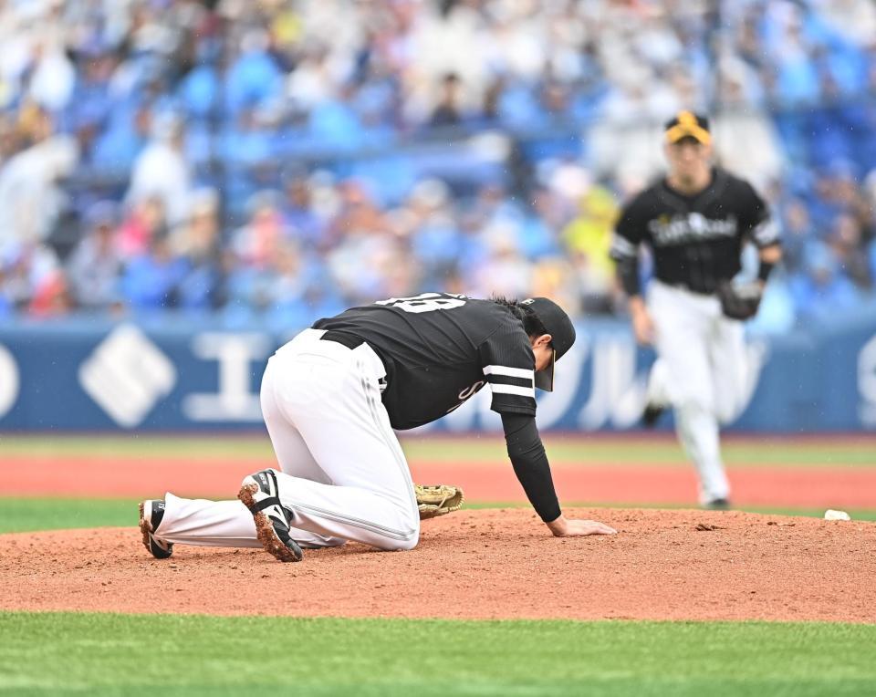 ６回、宮崎の内野安打の打球が直撃した徐（撮影・開出牧）
