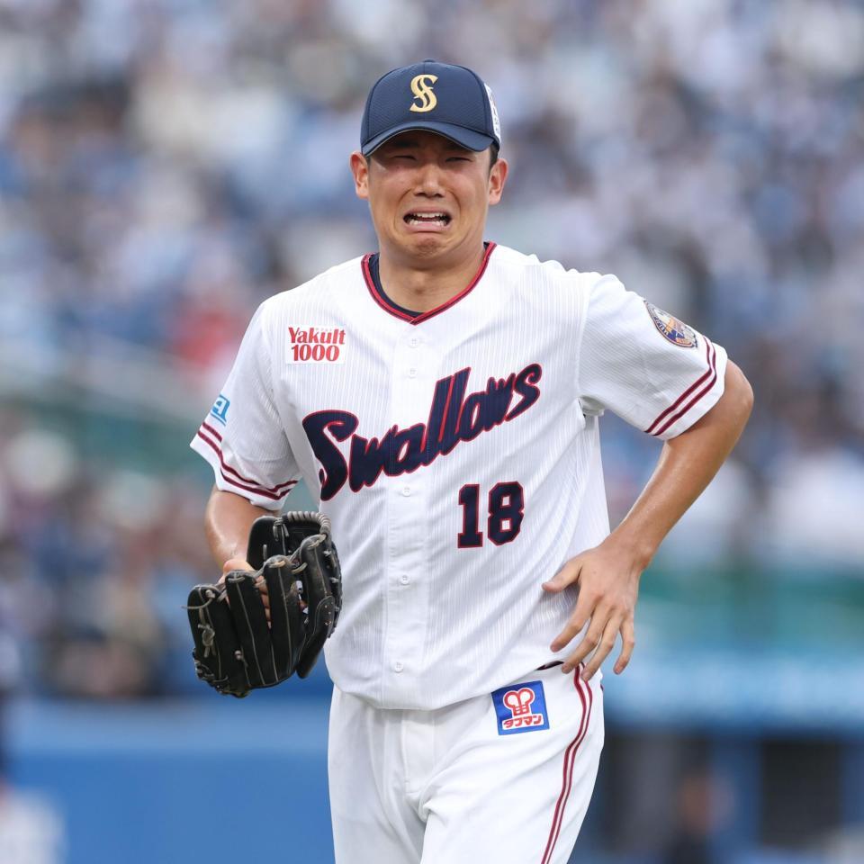 ４回、奈良間の打球を受けながら投ゴロにするも泣きそうな表情でベンチに戻る奧川（撮影・金田祐二）